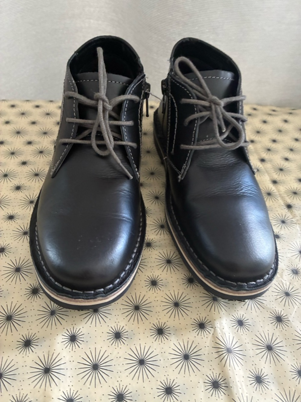 Steve Madden Black Leather Chukka Boots with Gray Laces kids size 3